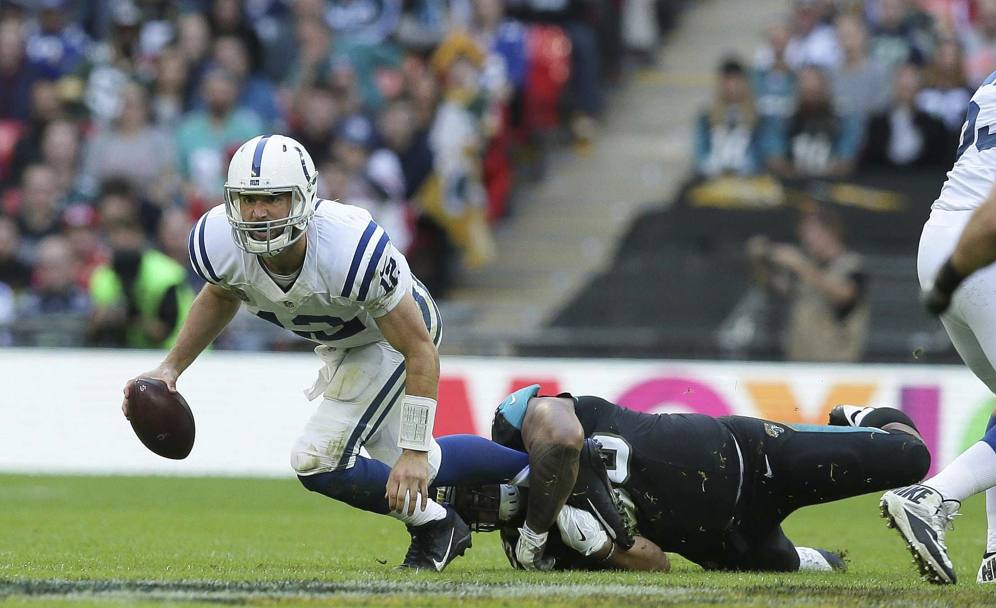 Il perfetto placcaggio del quarterback Andrew Luck, Indianapolis Colts, ad opera di un giocatore dei Jacksonville Jaguars (Ap)